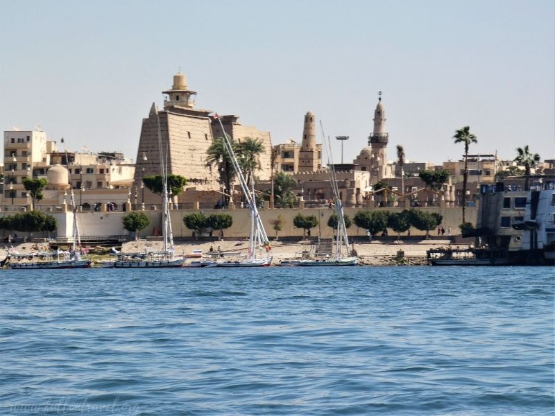 widok na Świątynię Luksorską z łodzi na Nilu